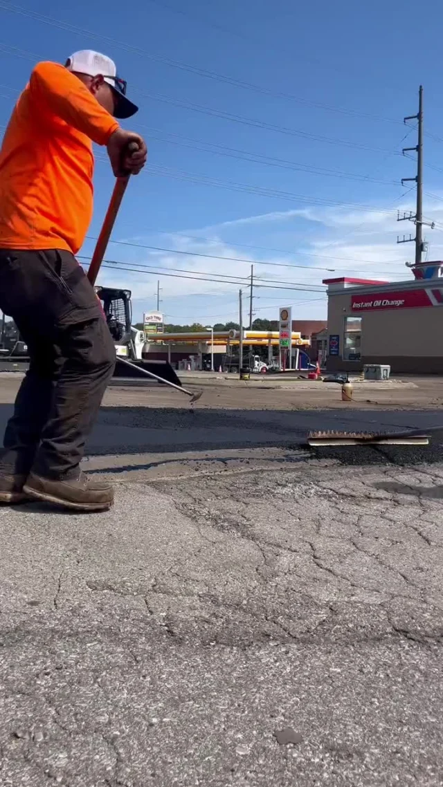 Let Valvoline handle the oil, and let Milliken Corporation take care of the parking lots. 

#valvoline #madisontn #parkinglot #millikencorp #millikencorporation