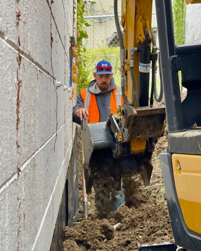 Big things can happen in small spaces.

#drainage #drainagesolutions #backfill #millikencorp #millikencorporation #gradinganddrainage #tightspaces #smallspaces #getinwhereyoufitin