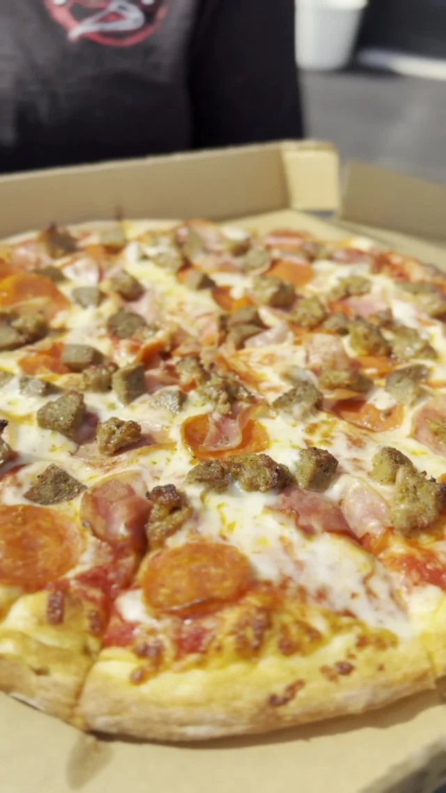 Sometimes you get a satisfied customer at the end of a driveway pave, and sometimes you get a satisfied customer AND killer pizza!🍕 @scottis.pizza

#pizza #themillikencorporation #scottispizza