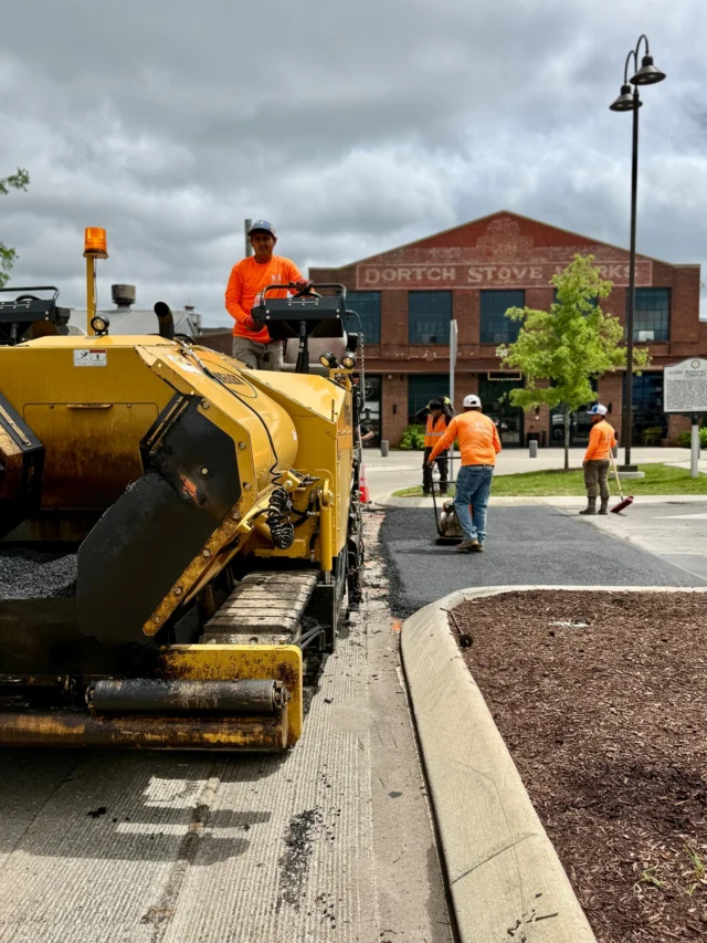 Making moves in Franklin 👊
Paving at the @thefactoryatfranklin and keeping things rolling.
#franklin #tn #themillikencorporation